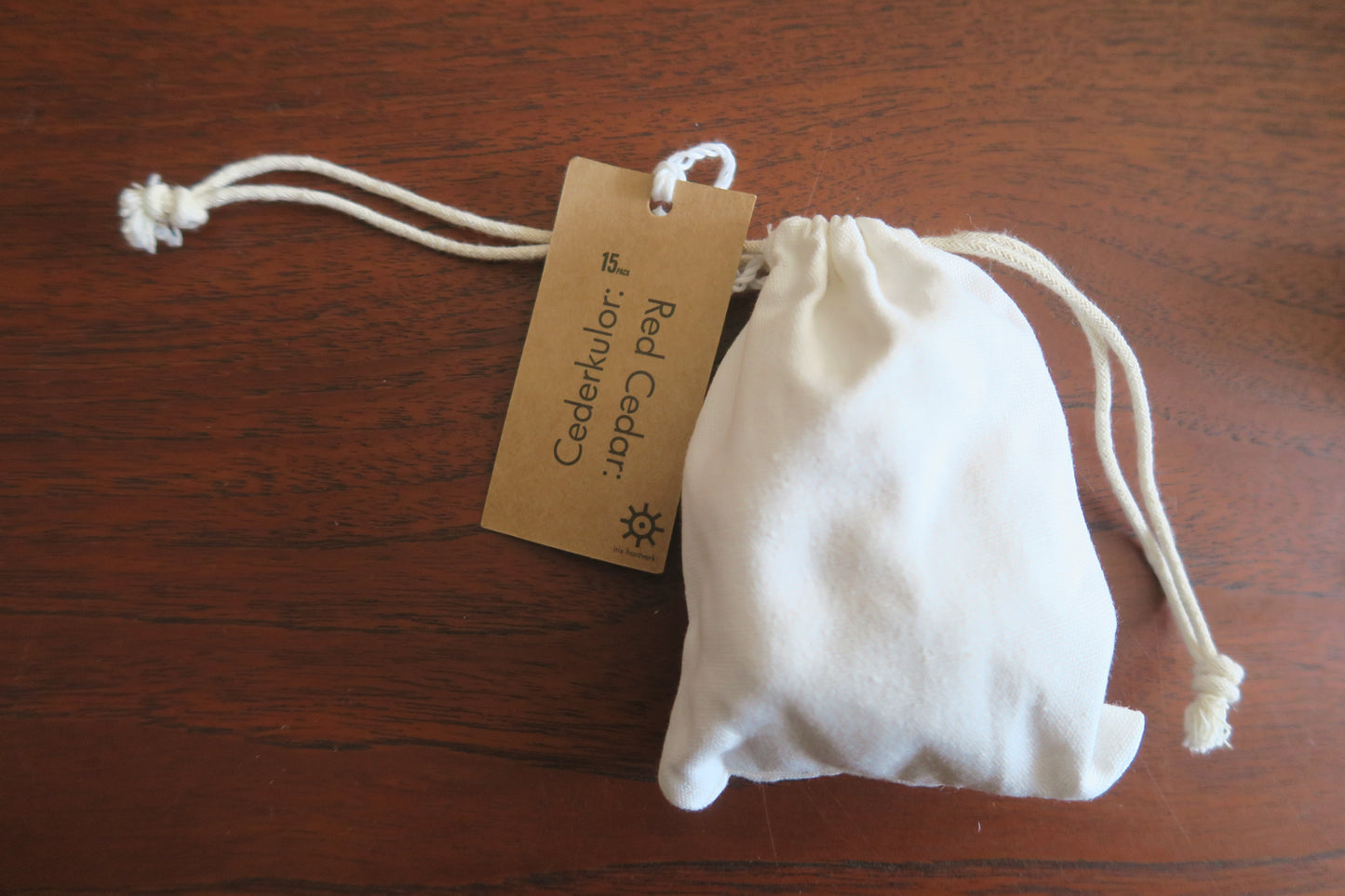 sweden---RED　cedarwood---iris hantverk